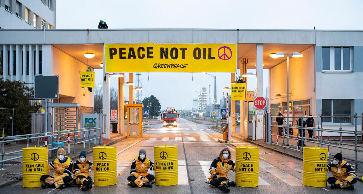 Le 28 février 2026, Donald Trump a déclaré la guerre à l'Iran aux côtés d'Israël. Cette nouvelle guerre vient couronner une année de bombardements, d'invasions, de démonstrations de force et de menaces de la part du soi-disant « président de la paix ». Pendant que les peuples des pays impactés souffrent et que leurs vies sont menacées, les entreprises du pétrole et du gaz apparaissent comme les grandes gagnantes d'un système énergétique instable et dangereux, qui repose sur la dépendance aux énergies fossiles et qui précarisent les populations du monde entier, notamment les plus vulnérables.