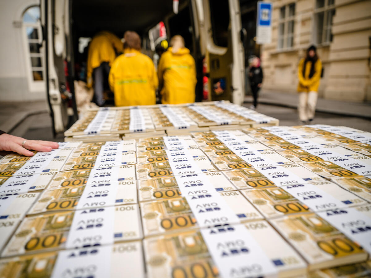 En pleine crise budgétaire, le gouvernement a trouvé une solution pour financer ses coûteux réacteurs nucléaires : puiser dans l'épargne des Françaises et Français. Sans débat, sans transparence, Emmanuel Macron a décidé d'utiliser le Livret A pour injecter plus de 50 milliards d'euros dans les réacteurs nucléaires EPR2. Un détournement inacceptable, qui sacrifie les besoins essentiels – logements sociaux, hôpitaux, universités, transition écologique – au nom d'une énergie du passé, totalement déconnectée des enjeux géopolitiques, énergétiques et climatiques actuels.