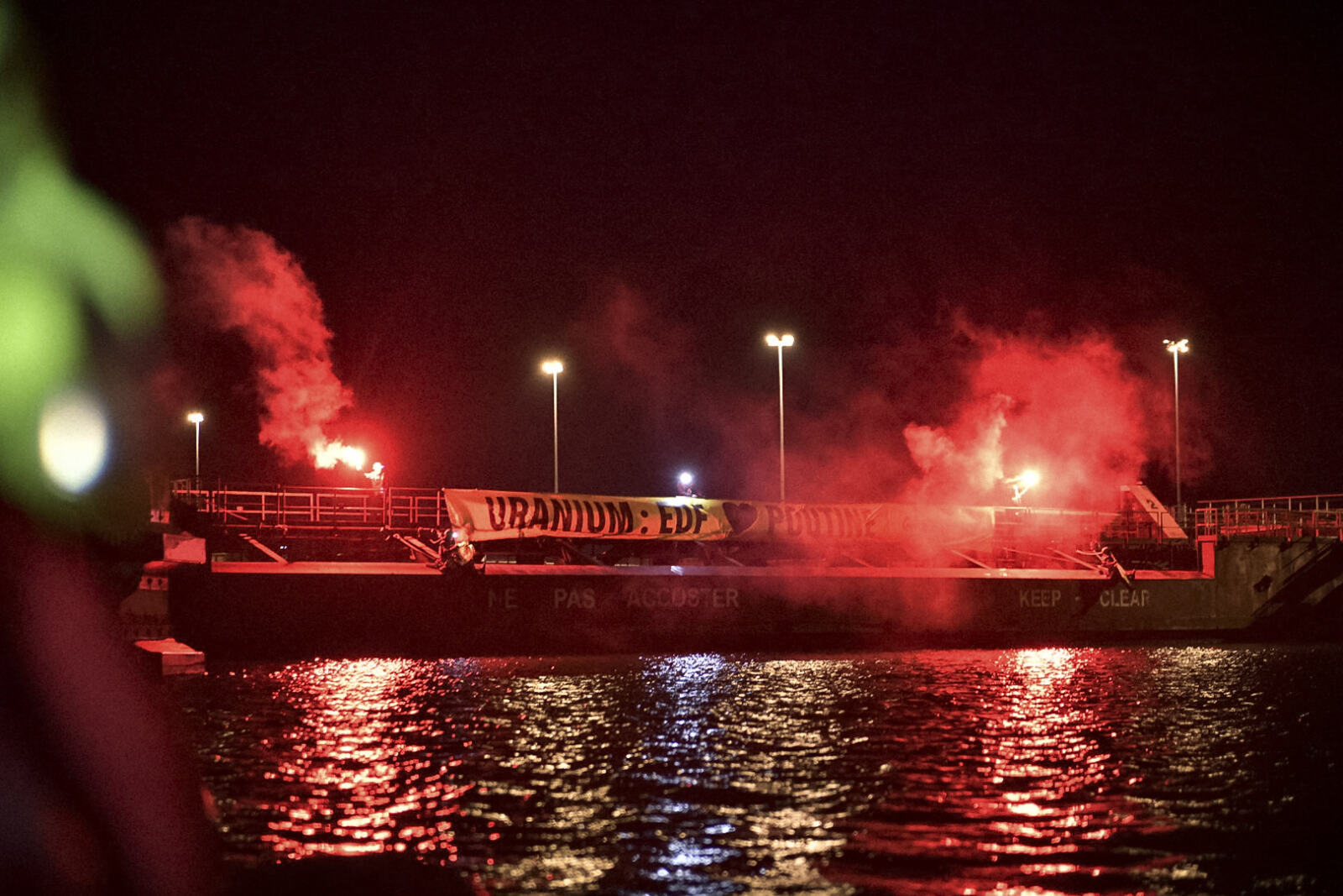 Ce matin dans le port de Dunkerque, une vingtaine d'activistes de Greenpeace ont bloqué l'arrivée du cargo Mikhaïl Dudin en provenance de Saint-Pétersbourg, pour dénoncer le commerce nucléaire entre la Russie et la France. Depuis deux ans, la France se présente comme un soutien indéfectible de l'Ukraine face à l'agresseur russe. Pourtant, dans l'ombre, l'industrie nucléaire française (EDF, Framatome et Orano) continue de faire des affaires avec Rosatom, l'entreprise nucléaire russe complice de crimes de guerre.