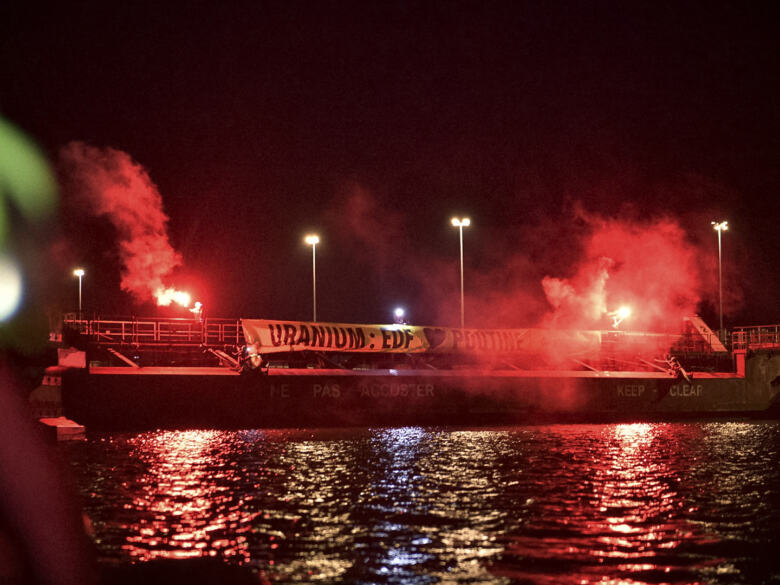 une bannière avec inscrit 