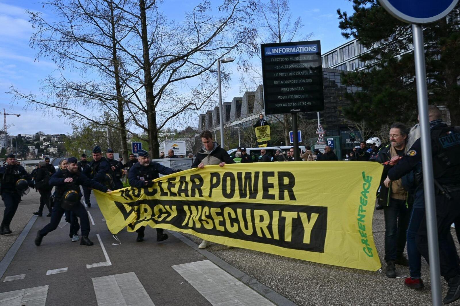 Ce matin, une quinzaine d'activistes de Greenpeace France ont perturbé l'ouverture du deuxième Sommet mondial sur l'énergie nucléaire, co-organisé par la France et l'Agence internationale de l'énergie atomique (AIEA), aux portes de Paris. Encore une fois, le tapis rouge est déroulé pour promouvoir l'industrie nucléaire, à contre-sens des enjeux actuels et au détriment de la mise en place d'un grand plan de sobriété, de la rénovation énergétique des bâtiments et du développement des énergies renouvelables. Une diversion irresponsable à un moment pourtant crucial pour l'avenir énergétique mondial.