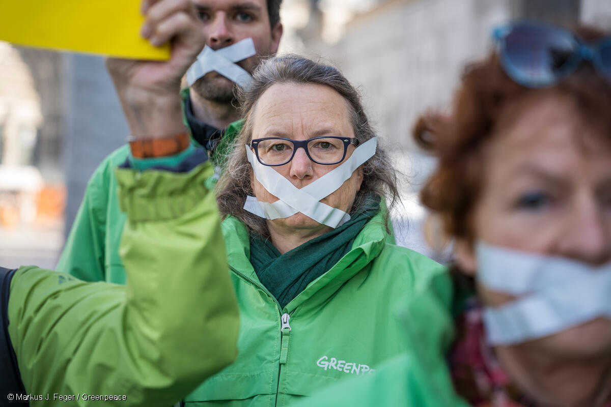 [TRIBUNE] De la classe politique aux milieux d'affaires, des personnalités, des entreprises, parfois des représentants d'Etat saisissent abusivement les tribunaux pour faire taire les voix de celles et ceux qui participent légitimement au débat public : journalistes, associations, syndicats, lanceurs d'alerte, chercheurs. Ces procédures-bâillons, en affaiblissant le débat public, érodent les fondements de notre démocratie. Une directive européenne impose aux États membres de s'attaquer au phénomène d'ici au 7 mai 2026.