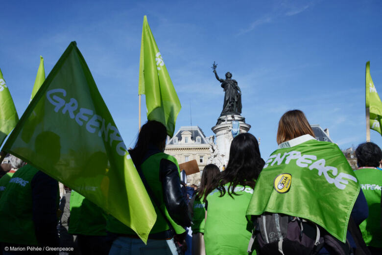 Militants et militantes de Greenpeace lors de la marche pour le climat en mars 2021 à Paris