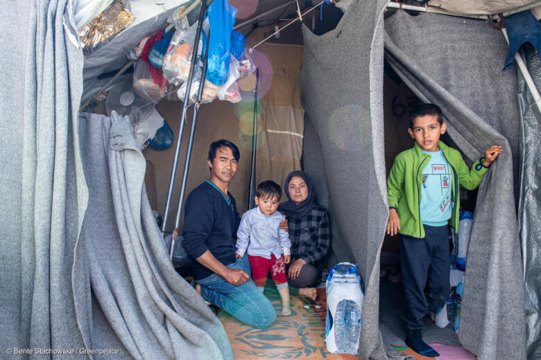Famille de réfugiés afghan, dans le camp de réfugiés de Moira, île de Lesbos, Grèce.