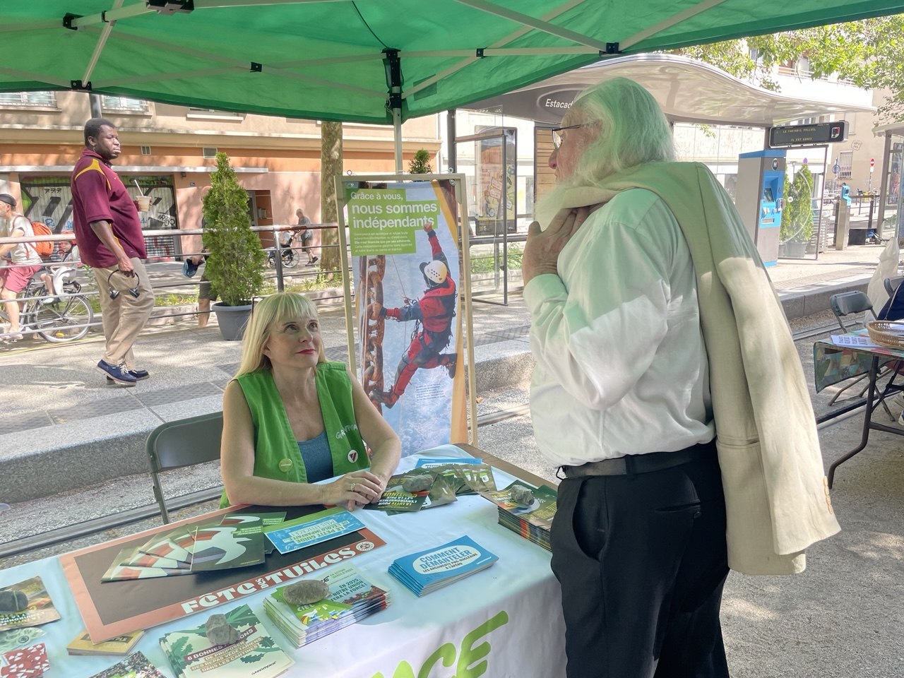 Notre groupe local avait un stand à la  Fête des Tuiles, qui réunit chaque a