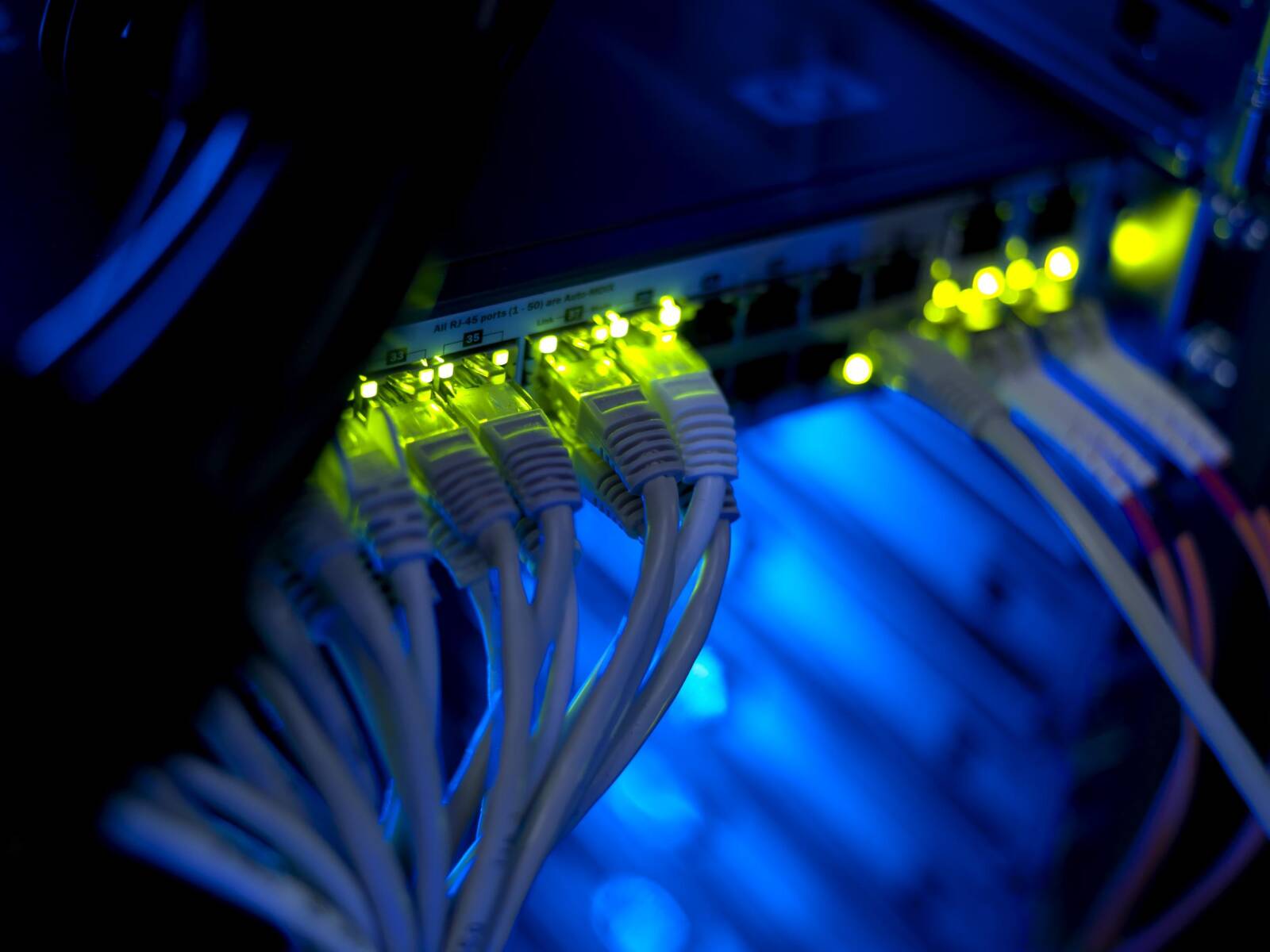 Câbles et branchements d'un ordinateur dans un data center. - © Frank van Biemen / EvoSwitch / Greenpeace